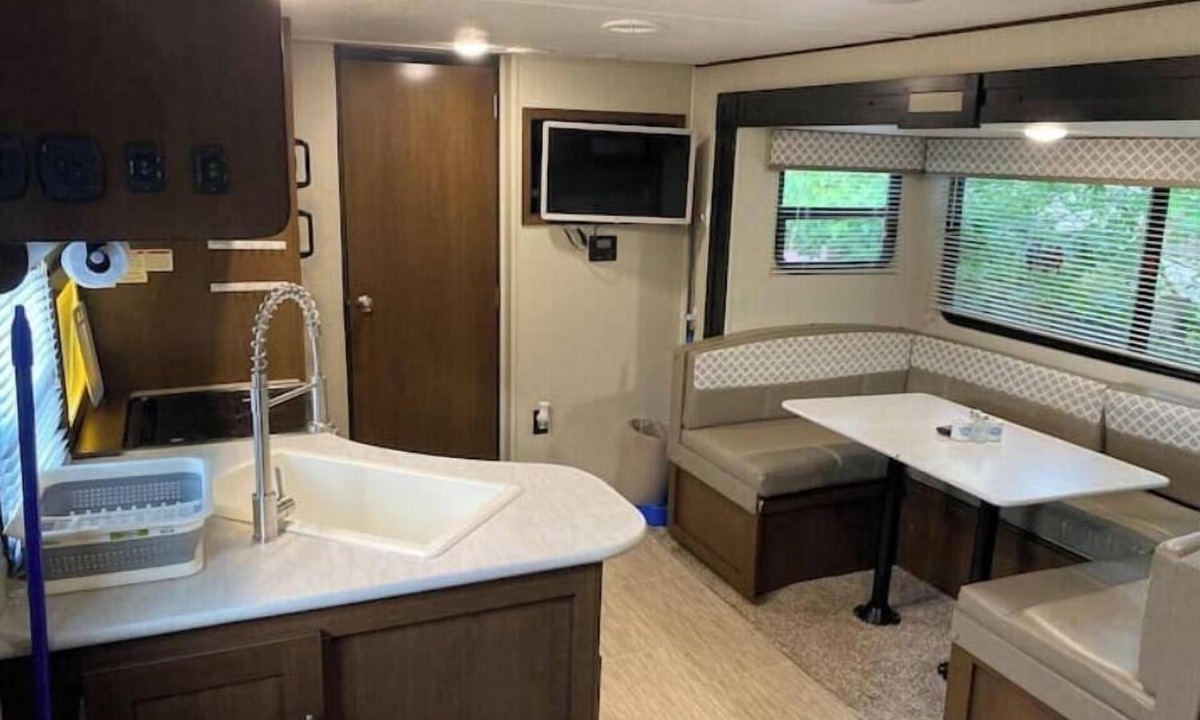 Delair House | MayfairCana Avenger RV