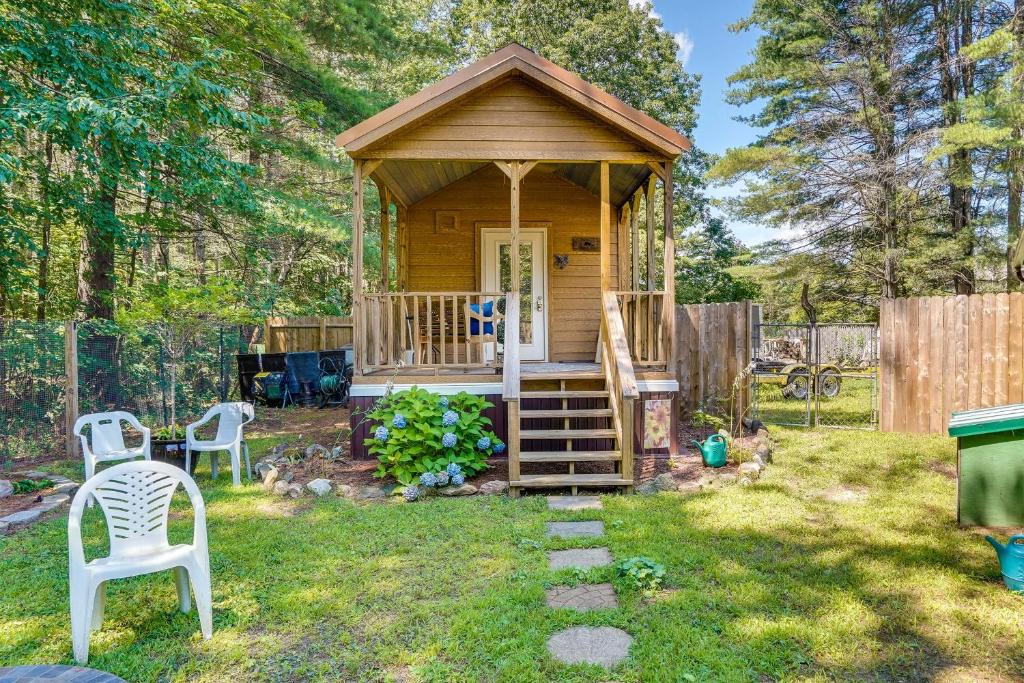 Mayfield House | Mayfield Tiny Home w/Porch, Walk to Beaches!