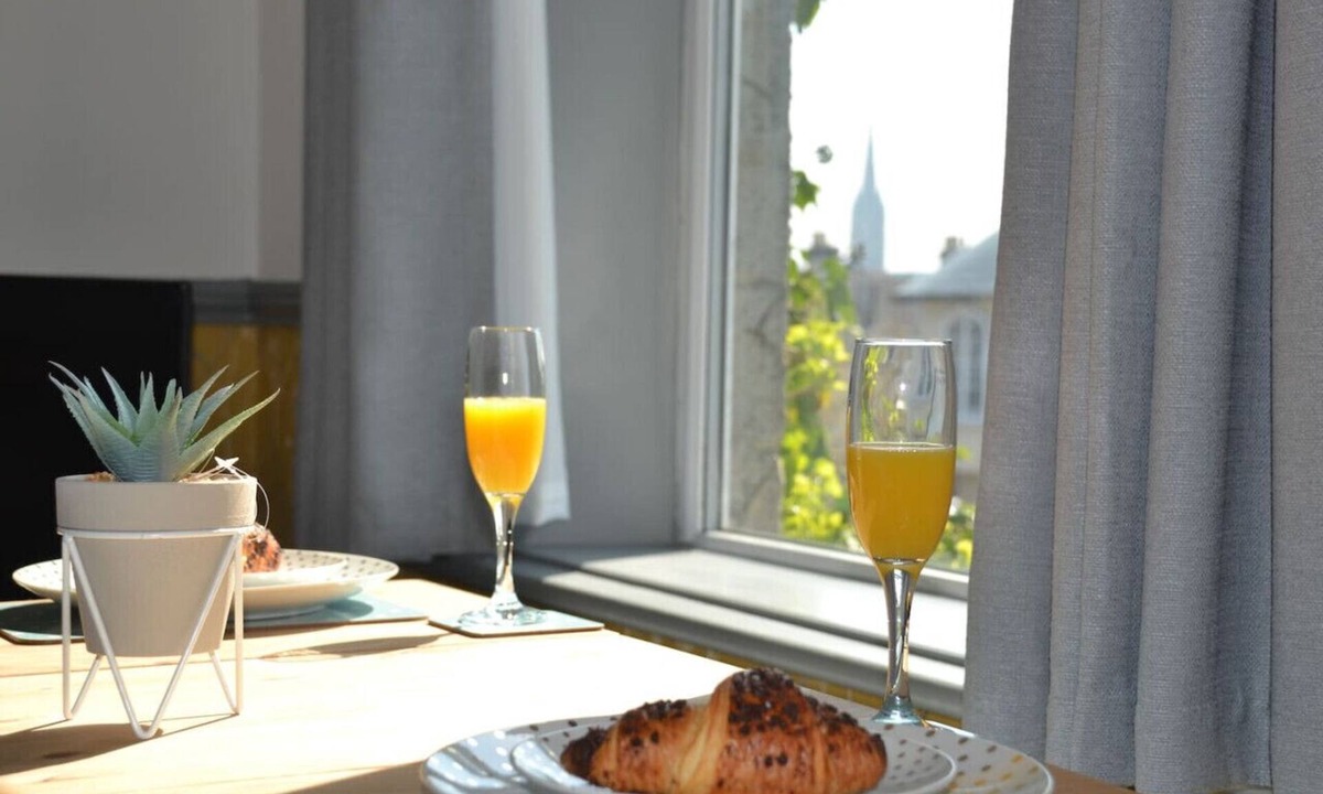 Salisbury Condo | Maytree 2 Bed Apartment – Stayseekers