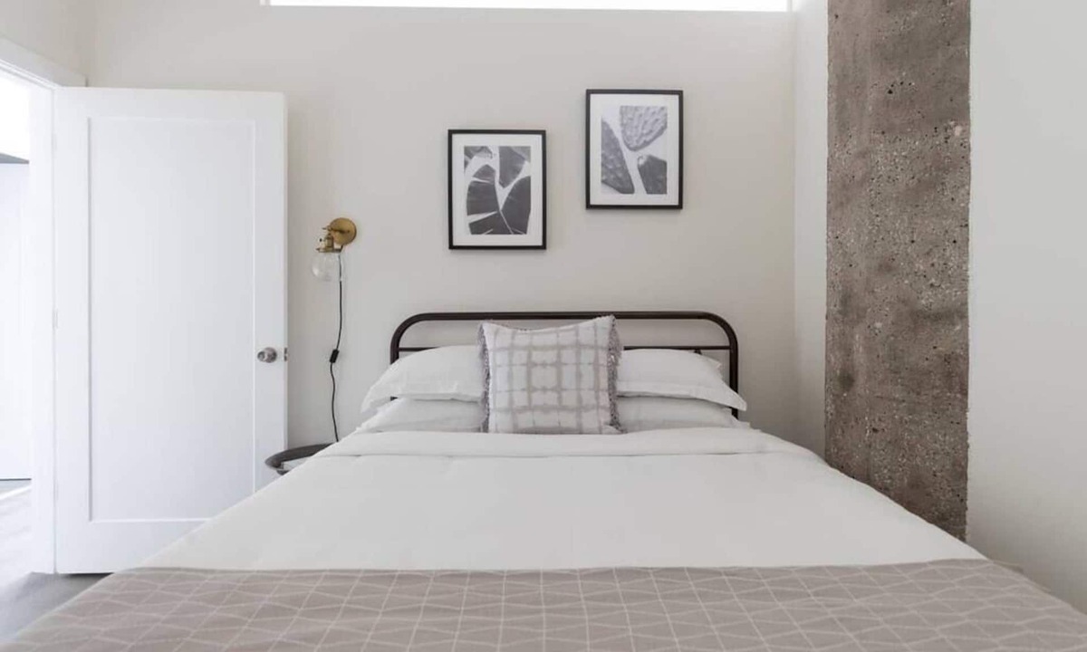 Near South Side Apartment | McCormick Place 2b/2b family unit with optional parking for up to 8 guests