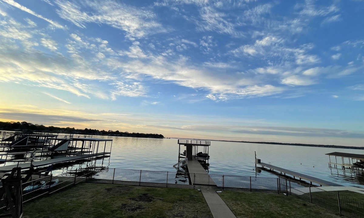 Gun Barrel City House | McDonald Manor at Cedar Creek Lake| Modern Lakefront Getaway