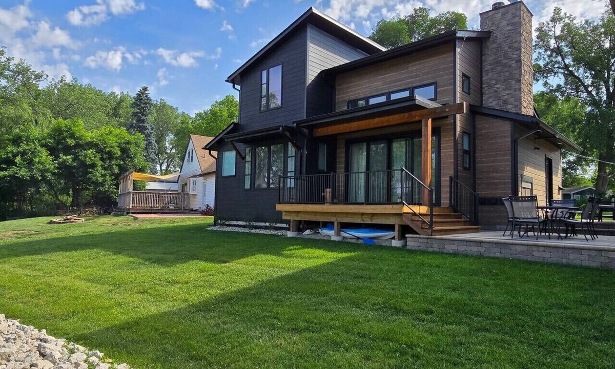 McHenry House | McHenry Riverside Retreat – Comfort & Relaxation