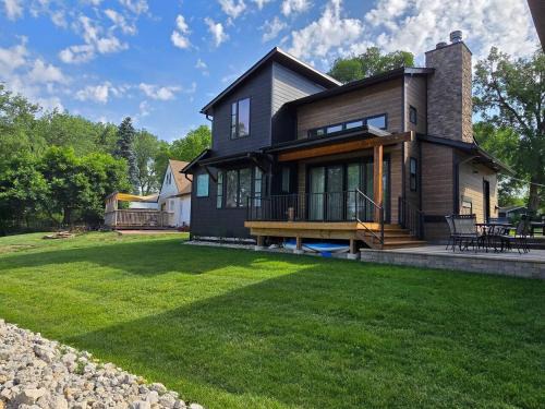 McHenry House | McHenry Riverside Retreat Comfort