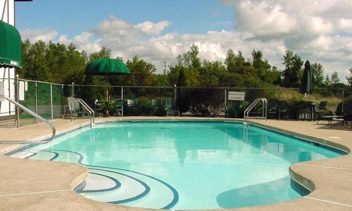 Morrisburg Hotel | McIntosh Country Inn & Conference Centre in Canada
