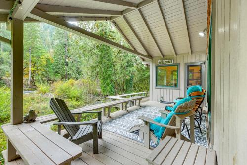 Blue River House | McKenzie Bridge Cabin River and Hiking Access!