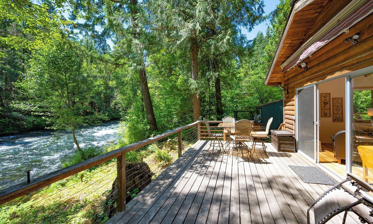 Blue River House | McKenzie Bridge River's Edge Retreat, a cozy cabin on over two acres