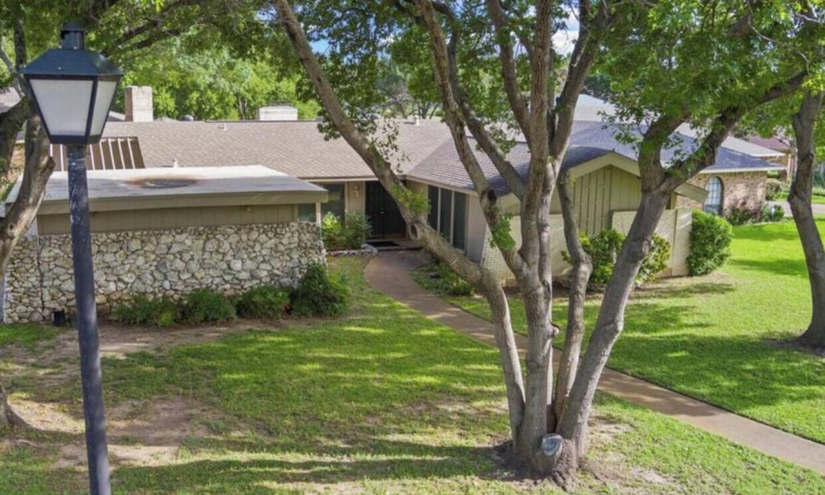 Duncanville House | MCM shared home with queen room and full bath in charming Duncanville