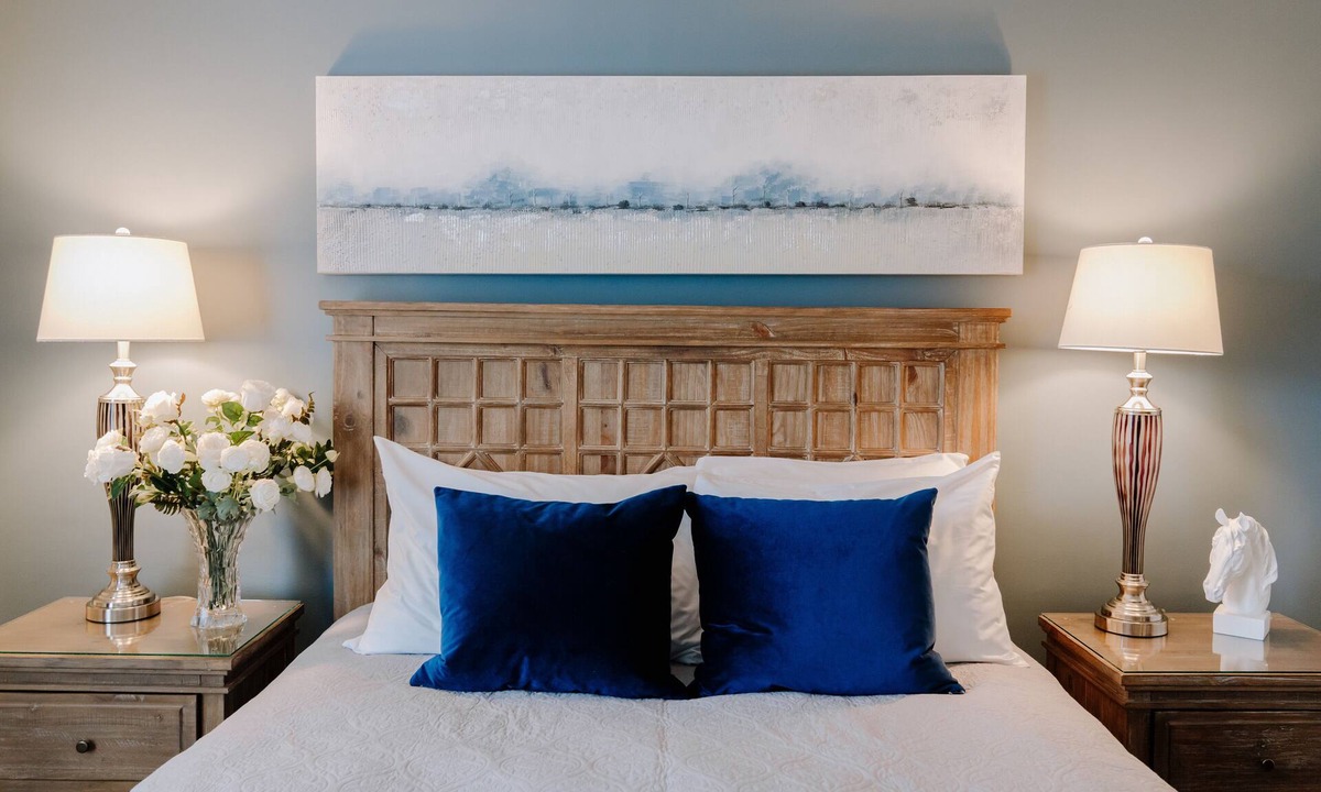Winnipeg House | McMillan Masterpiece - (Sleeps 8) comfy beds, big TV’s, parking