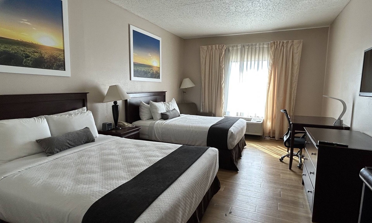 McPherson Hotel | McPherson Inn By OYO