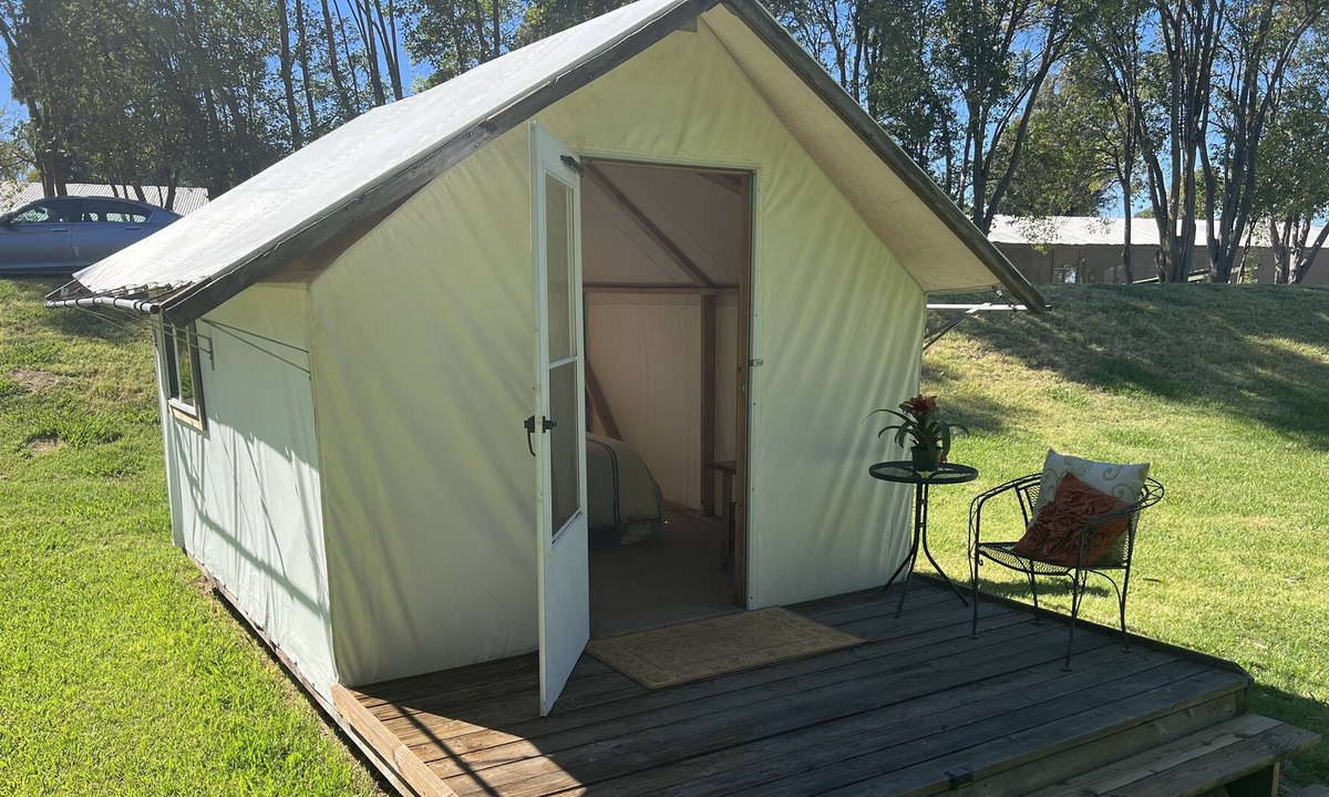 Isleton House | Meadow Cabana - 1 Queen