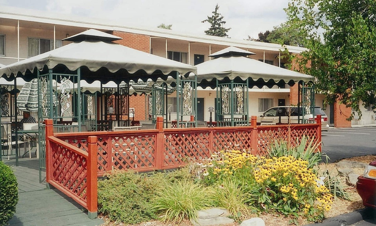 Ithaca Hotel | Meadow Court Inn