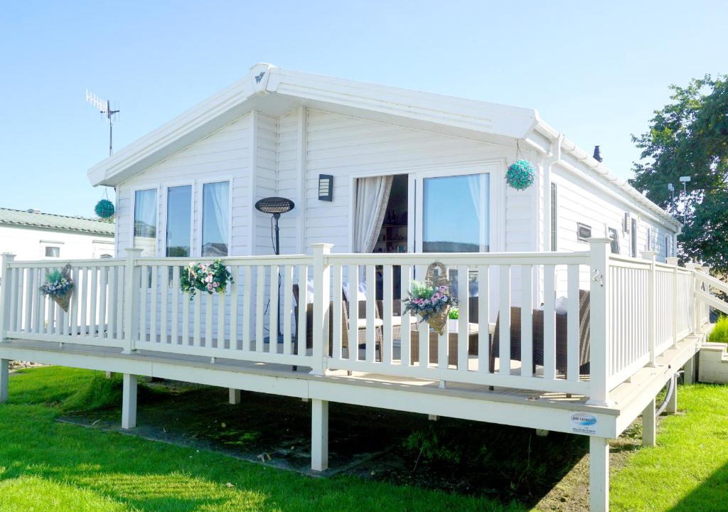 Cayton Bay House | Meadow Lodge