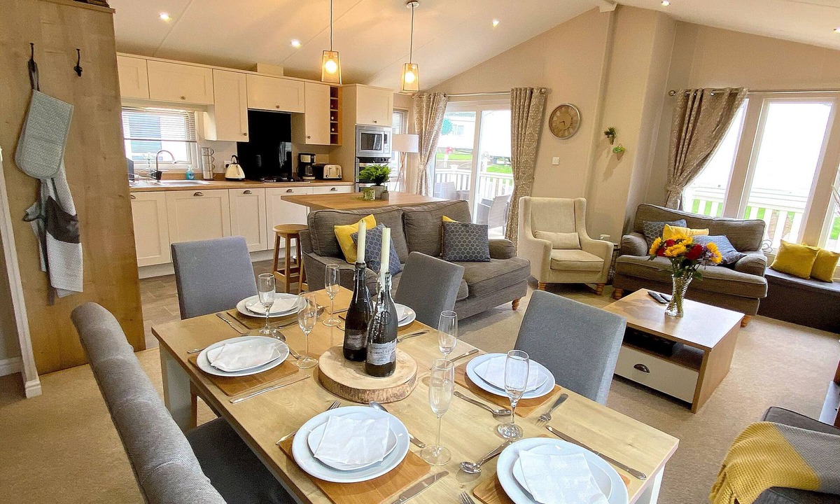 Cayton Bay Cottage | Meadow Lodge