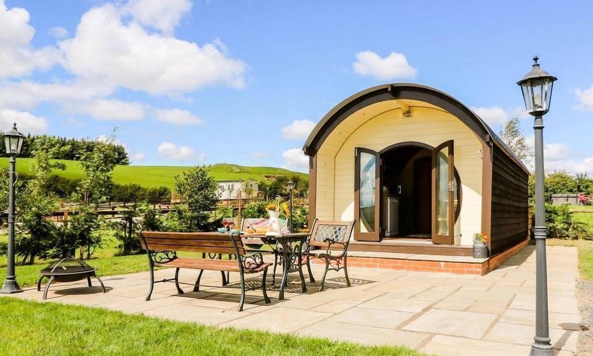 Rhayader Cottage | Meadow View - Glamping pod sleeping 2 guests, Pet Friendly