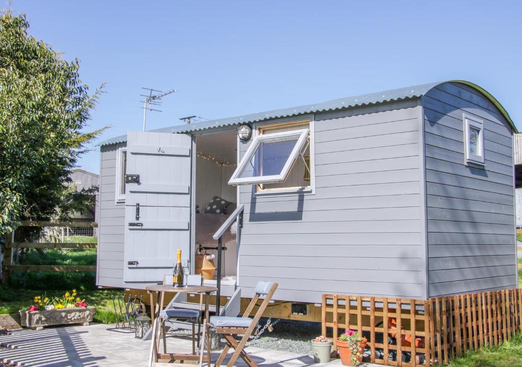 Loppington House | Meadow View Shepherd's Hut
