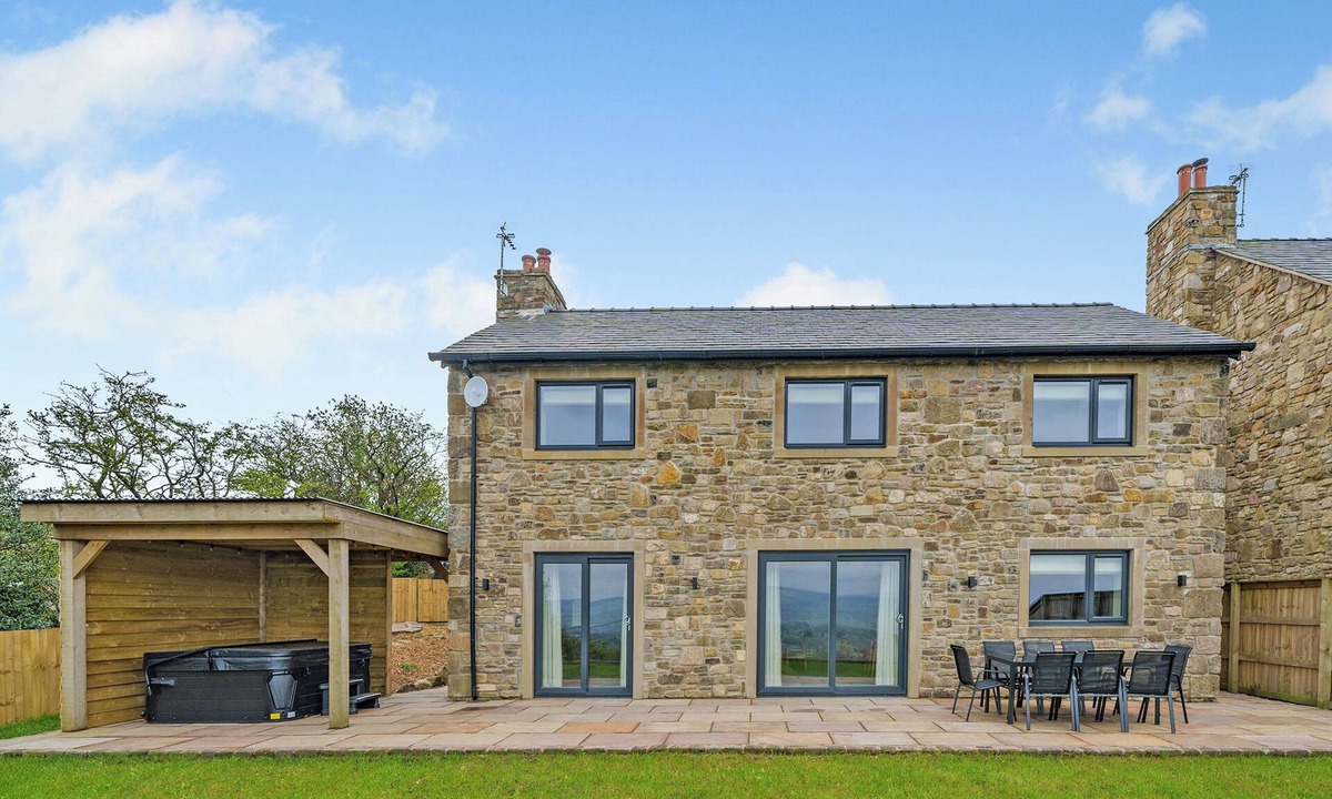 Blackburn Cottage | Meadow View - UK49066