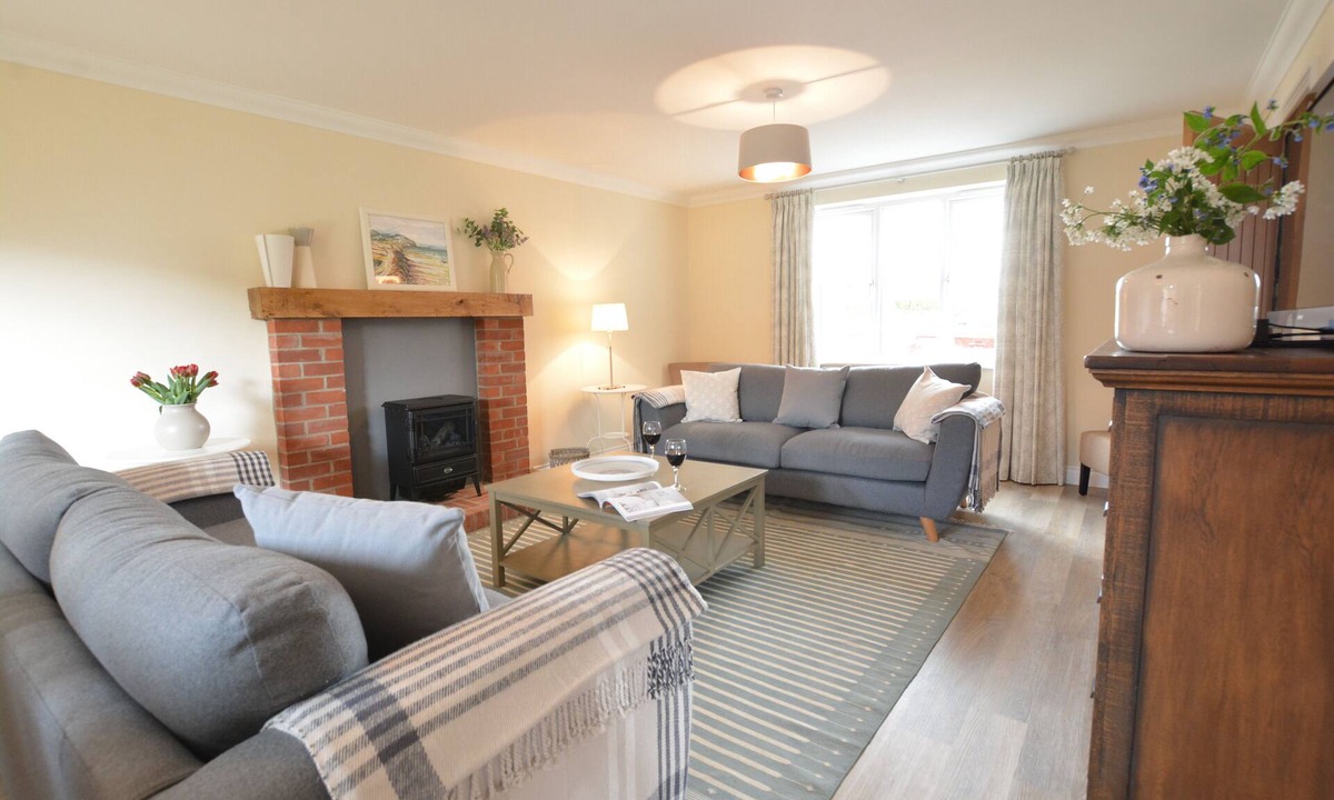 Blythburgh Cottage | MEADOWSWEET, BLYTHBURGH, pet friendly in Reydon