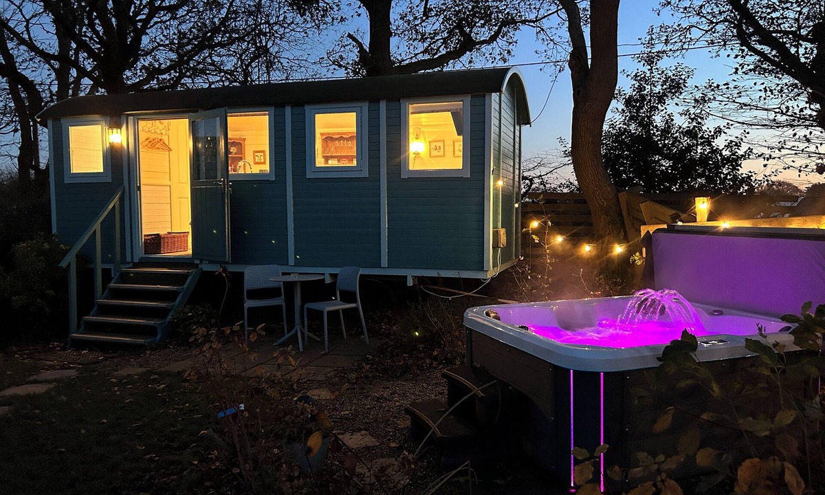 Herstmonceux Cabin | Meadowsweet - luxury Shepherd's Hut, amazing views