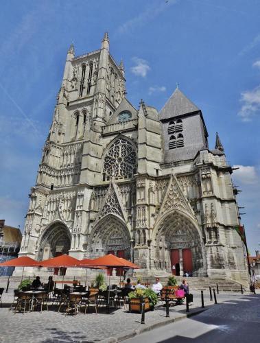 La Celle-sous-Gouzon Apartment | MEAUX Rdc Centre Vue CATHEDRALE