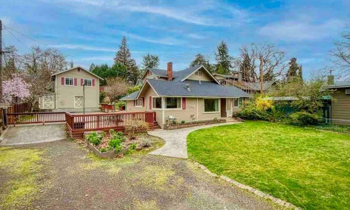 Medford House | Medford Home and 2 Condos With Pool