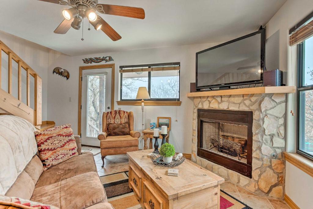 Medicine Park House | Medicine Park Cabin Rental w/Mountain View