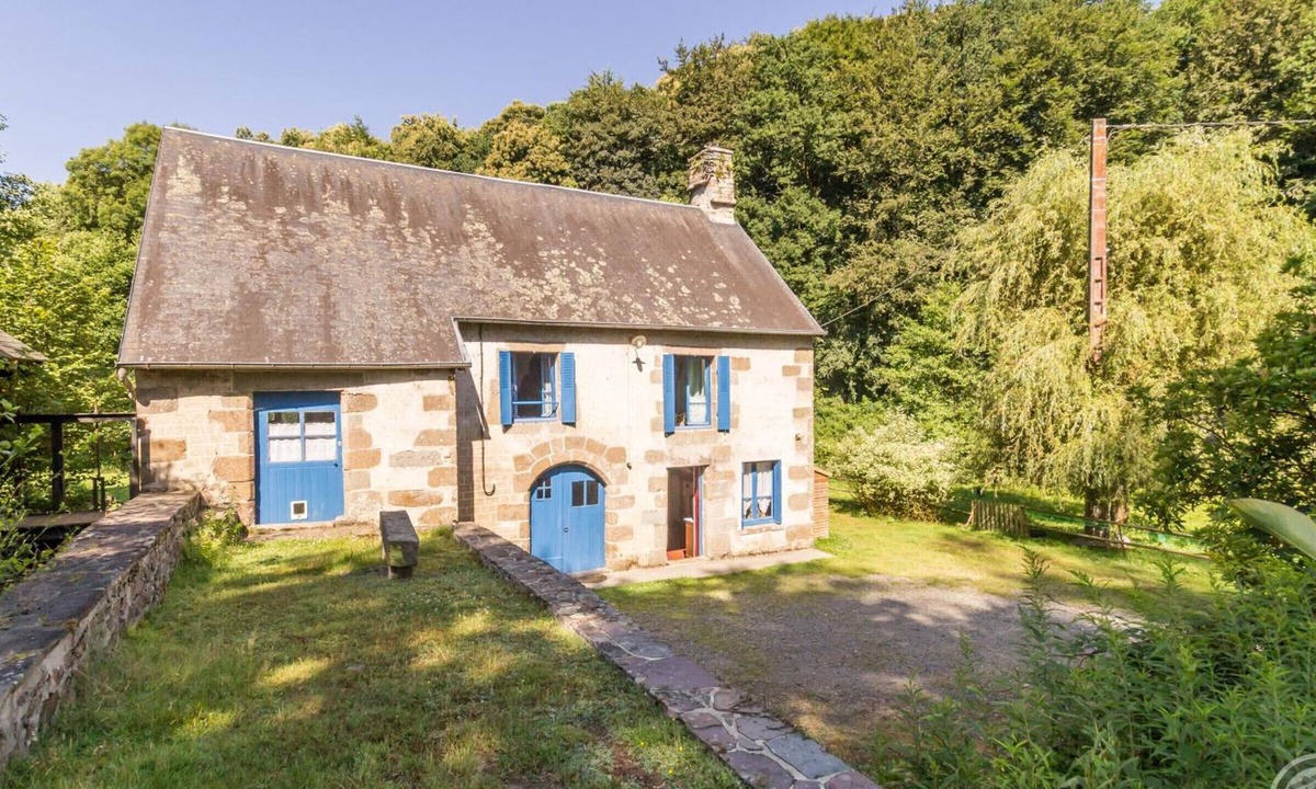 La Trinite Cottage | Medieval mill with garden and pets allowed