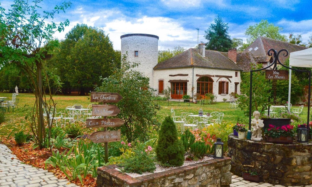 Pressigny-les Pins Other | Medieval Templar estate weekend park