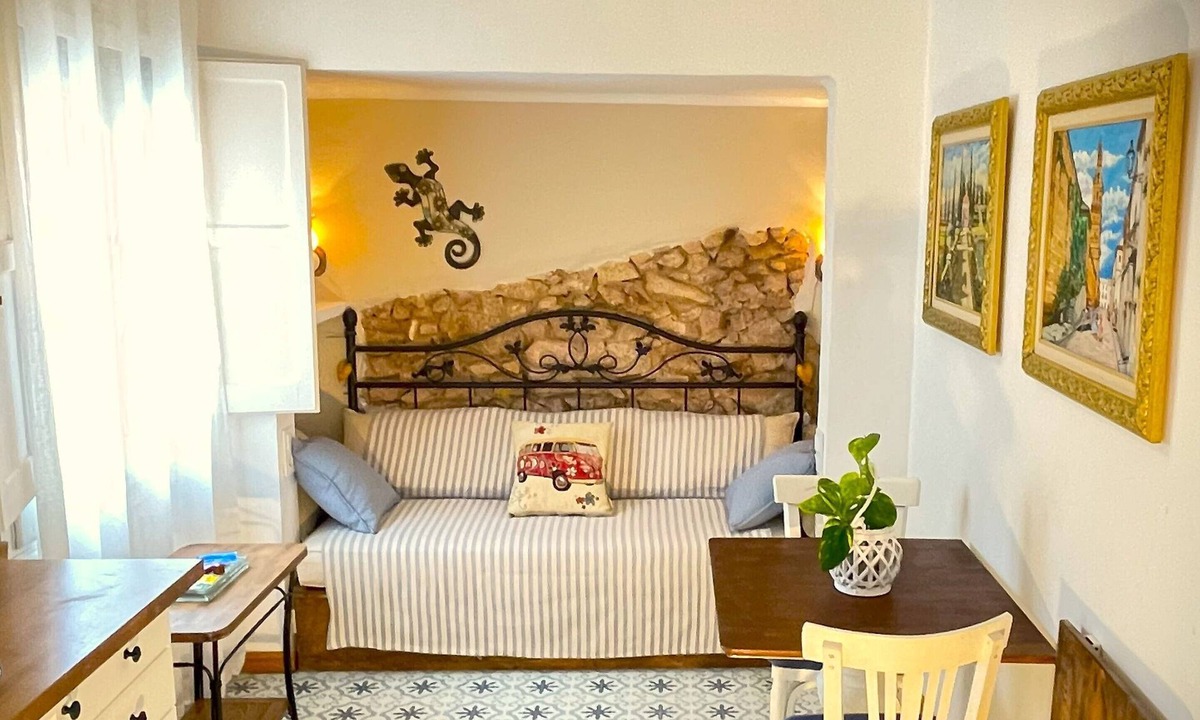 Sant Feliu de Guixols Apartment | Mediterranean Gecko. Functional, cozy and centrally located apartment. Ideal for couples