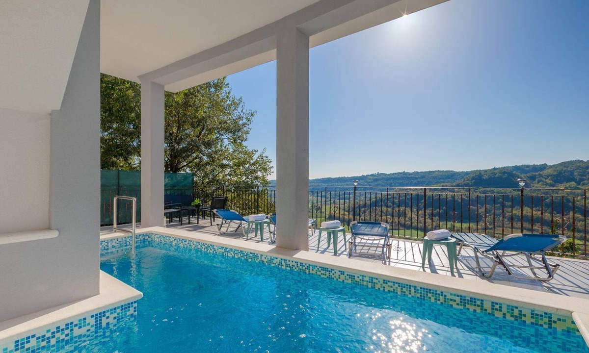 Pican Apartment | Mediterranean apartment with panoramic views, pool, private parking, barbecue