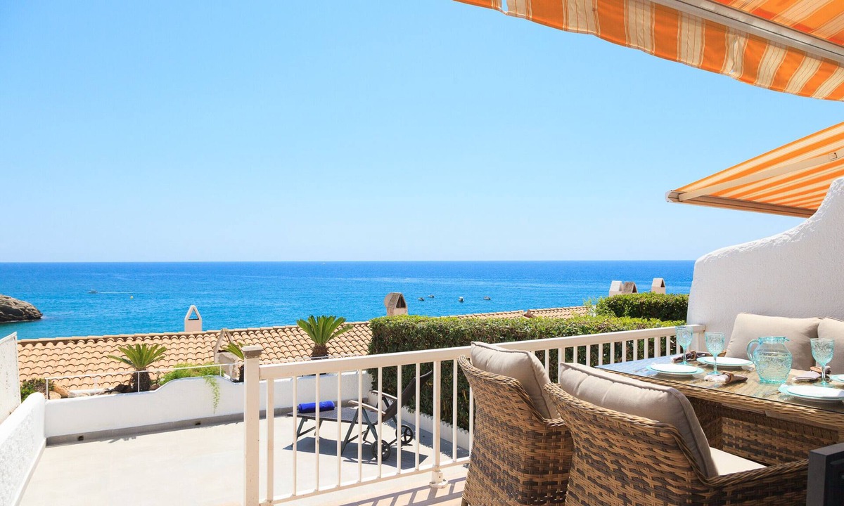 Cap de Salou Ski Chalet | Mediterranean Beach House · AirCon · Pool