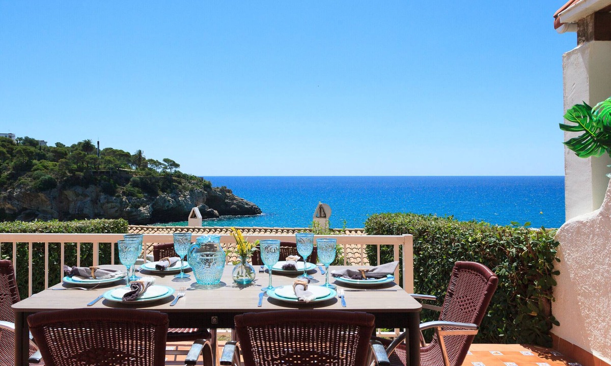 Cap de Salou Ski Chalet | Mediterranean Beach House · AirCon · Pool · UHC CASAS BLANCAS 301