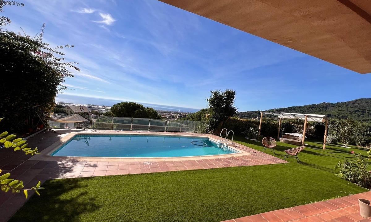 Vilassar de Dalt Ski Chalet | Mediterranean Getaway with Breathtaking Sea Views 2 - Bedroom Chalet