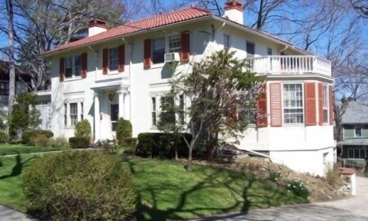 Ludlow House | Mediterranean Style in Quiet Neighborhood