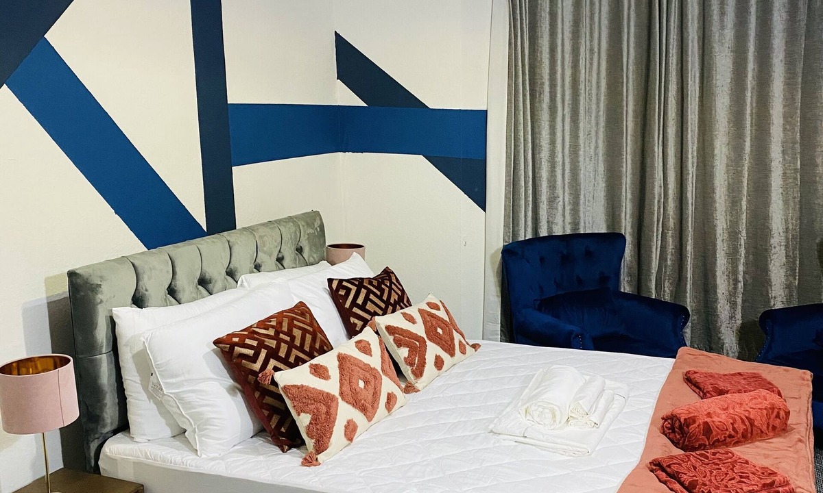 Chatham Apartment | Medway studio opposite Chatham station