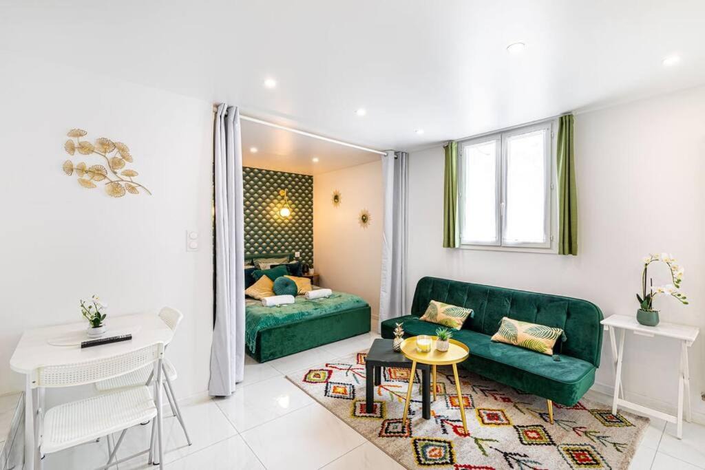 Plateau - Mont-Valerien Apartment | MELANIE - Emerald serenity in Nanterre