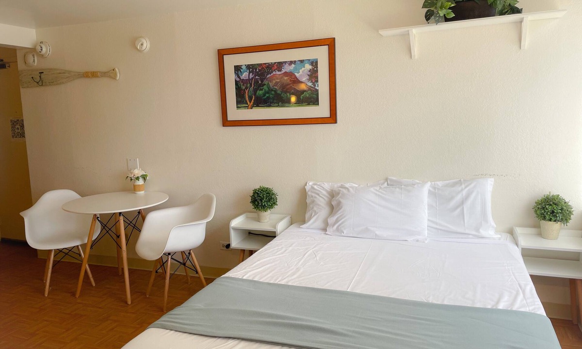 McCully - Moiliili Condo | Mellow Hawaiian Monarch Studio | Pool + Gym