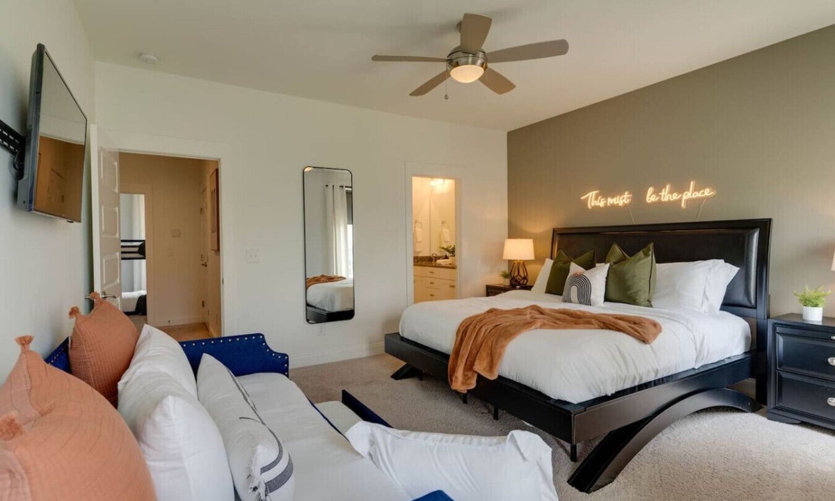 Eighth Avenue House | Melrose Townhome Balcony|Walkable to Coffee & Eats