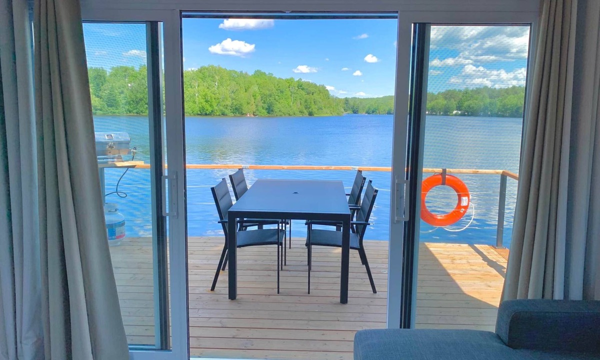 Shawinigan House | Melville Island Park 2 - Floating house, Parc de l'Île Melville 2 - Maison flottant