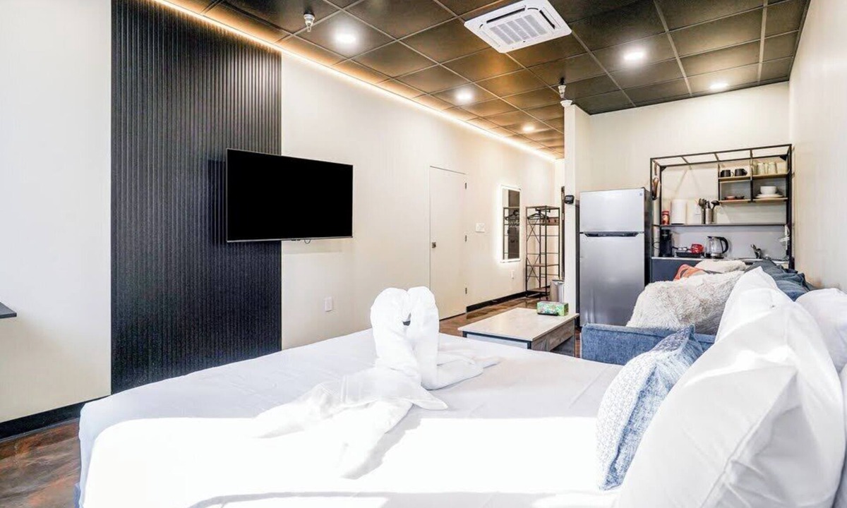 North Oakland Apartment | Melwood Suites Unit 106 Studio
