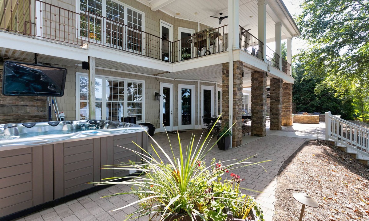Macon House | Memorial Day weekend, book 3 nights at discounted rate get 4th night free.