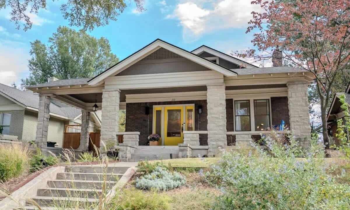Evergreen House | Memphis Soul Retreat Putting Green & Games