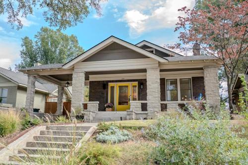 Evergreen House | Memphis Soul Retreat Putting Green & Games