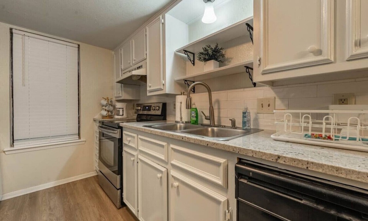 Raintree Apartment | Memphis Townhome - 2BR/1.5 bath - Pool