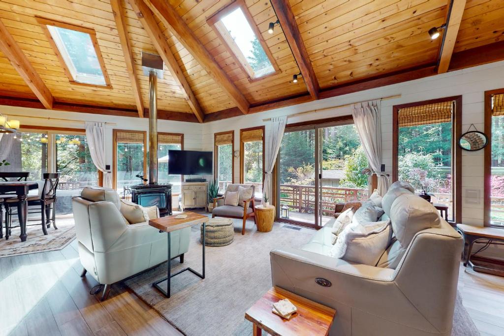 Mendocino House | Mendocino Cozy Cabin-Large Patio Grill & Garden
