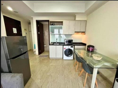 Cikini Apartment | MENTENG PARK EMERALD SPACIoUS 2BEDROOM APARTMENT WITH BEAUTIFUL BALCONY SUPER COMFORTABLE HOTEL GRADE AMENITIES 57SQM 6 PAX