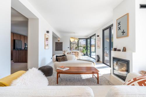 Menthon-Saint-Bernard Villa | MENTHON- Villa W Architecte 2 pas du lac by LLA SELECTIONS