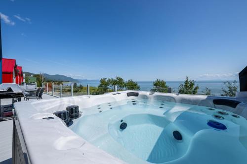 Petite-Riviere-Saint-Francois Ski Chalet | Mer et Mont 1223: Spa & River Views Near Le Massif