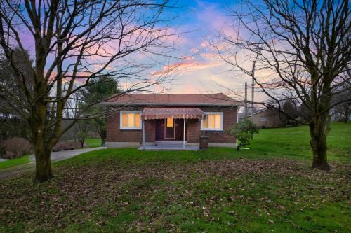 Mercer House | Mercer Lakefront 3BR | Workspace + Pets