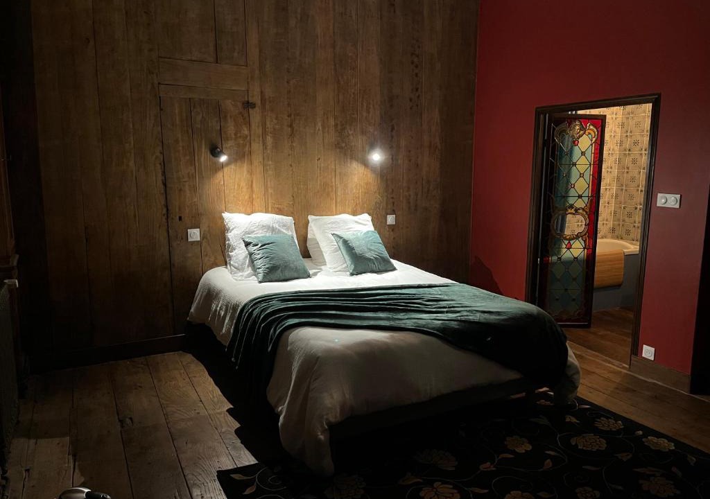 Montaubert - Rille - Saint-Sulpice Bed & Breakfast | Mercier de Montigny - Les Chambres du Beffroi - SPA et Massage