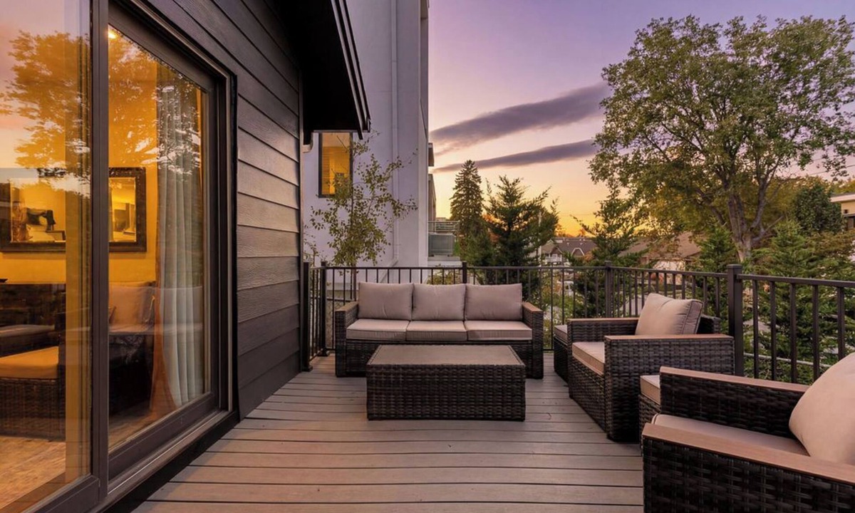 West Plaza House | Mercier Haus - Modern 3-Bed Retreat Walkable to Plaza + Parking!